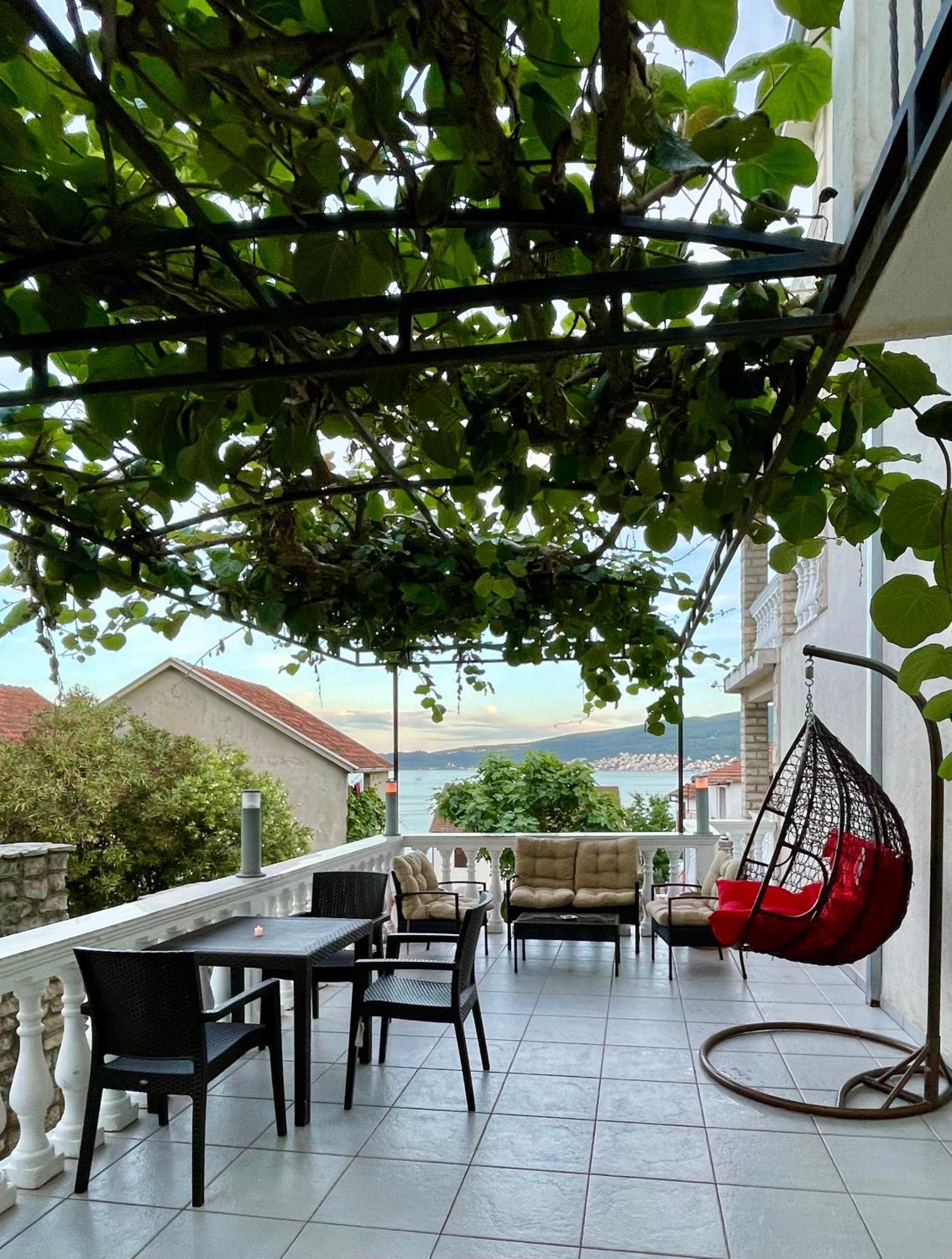 Aparthotel Family House With Pool & Sea View Bijela Esterno foto