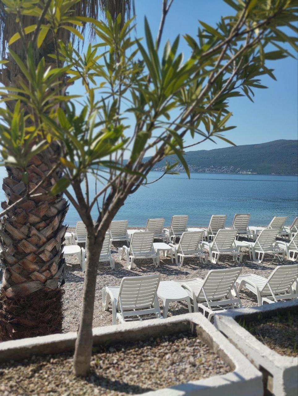 Aparthotel Family House With Pool & Sea View Bijela Esterno foto