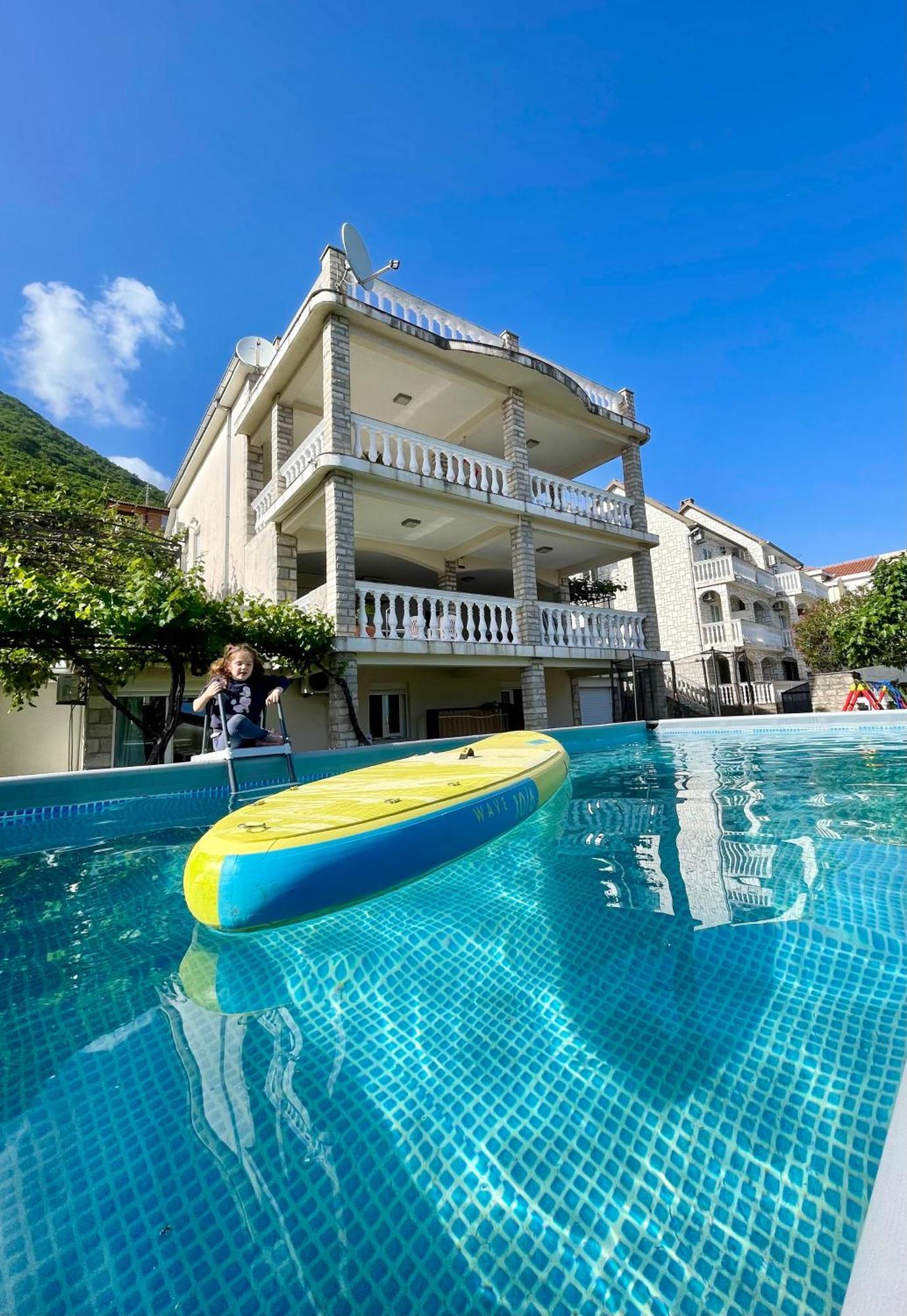 Aparthotel Family House With Pool & Sea View Bijela Esterno foto