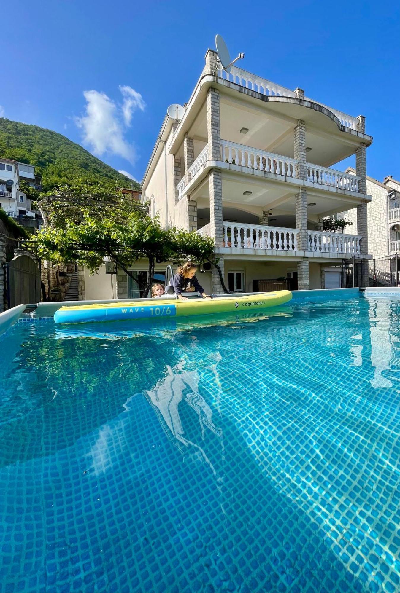 Aparthotel Family House With Pool & Sea View Bijela Esterno foto