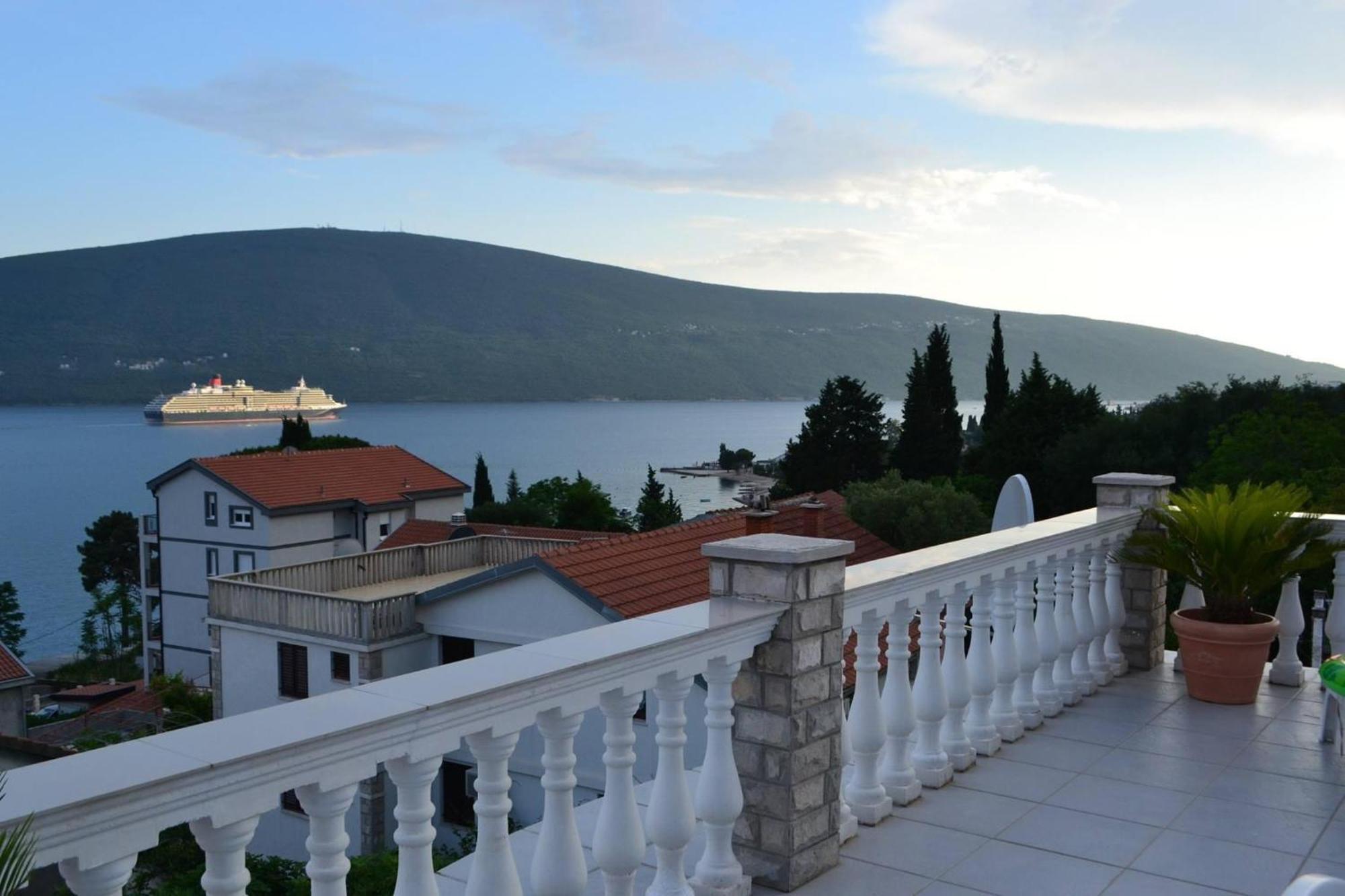 Aparthotel Family House With Pool & Sea View Bijela Esterno foto