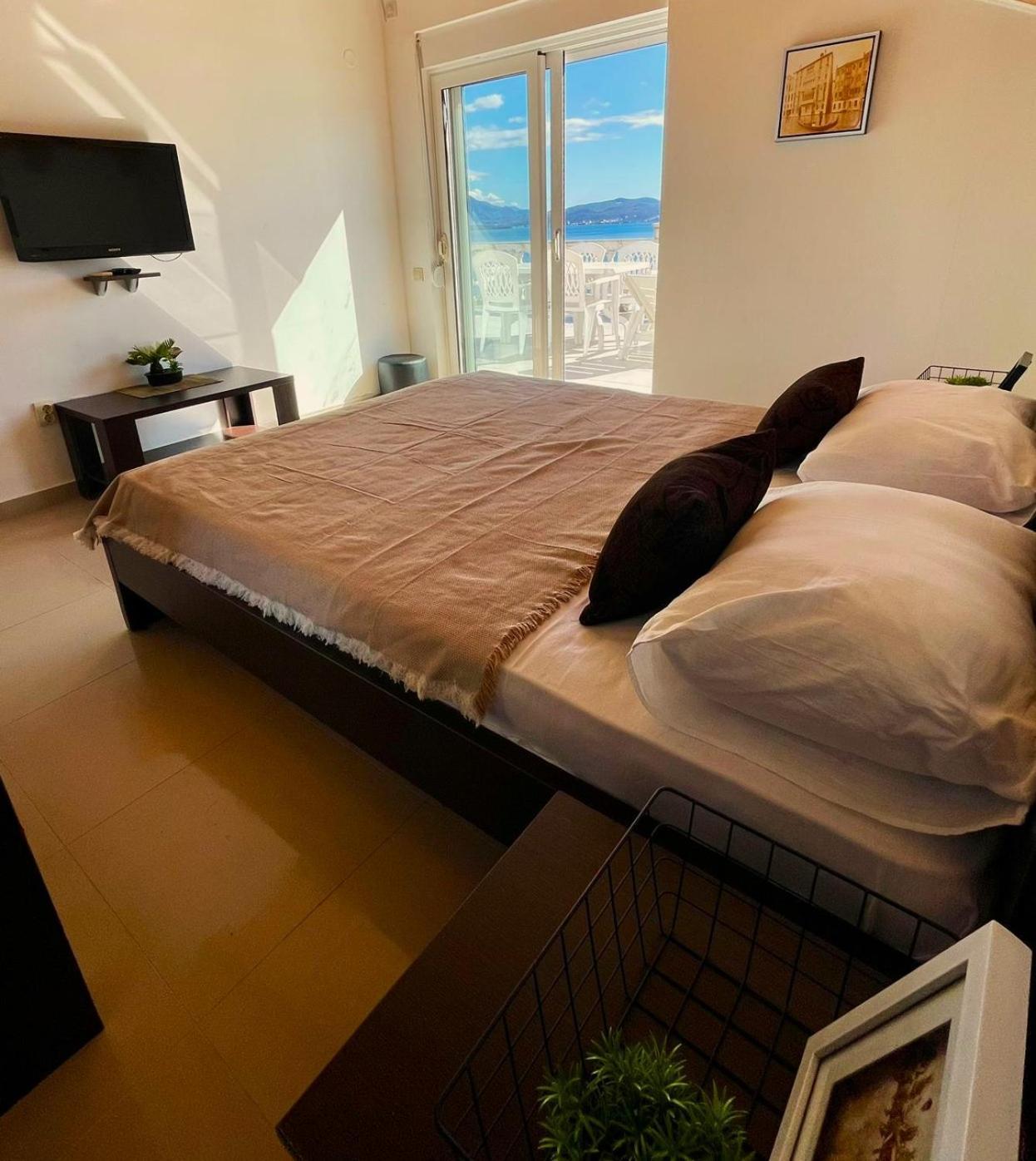 Aparthotel Family House With Pool & Sea View Bijela Esterno foto