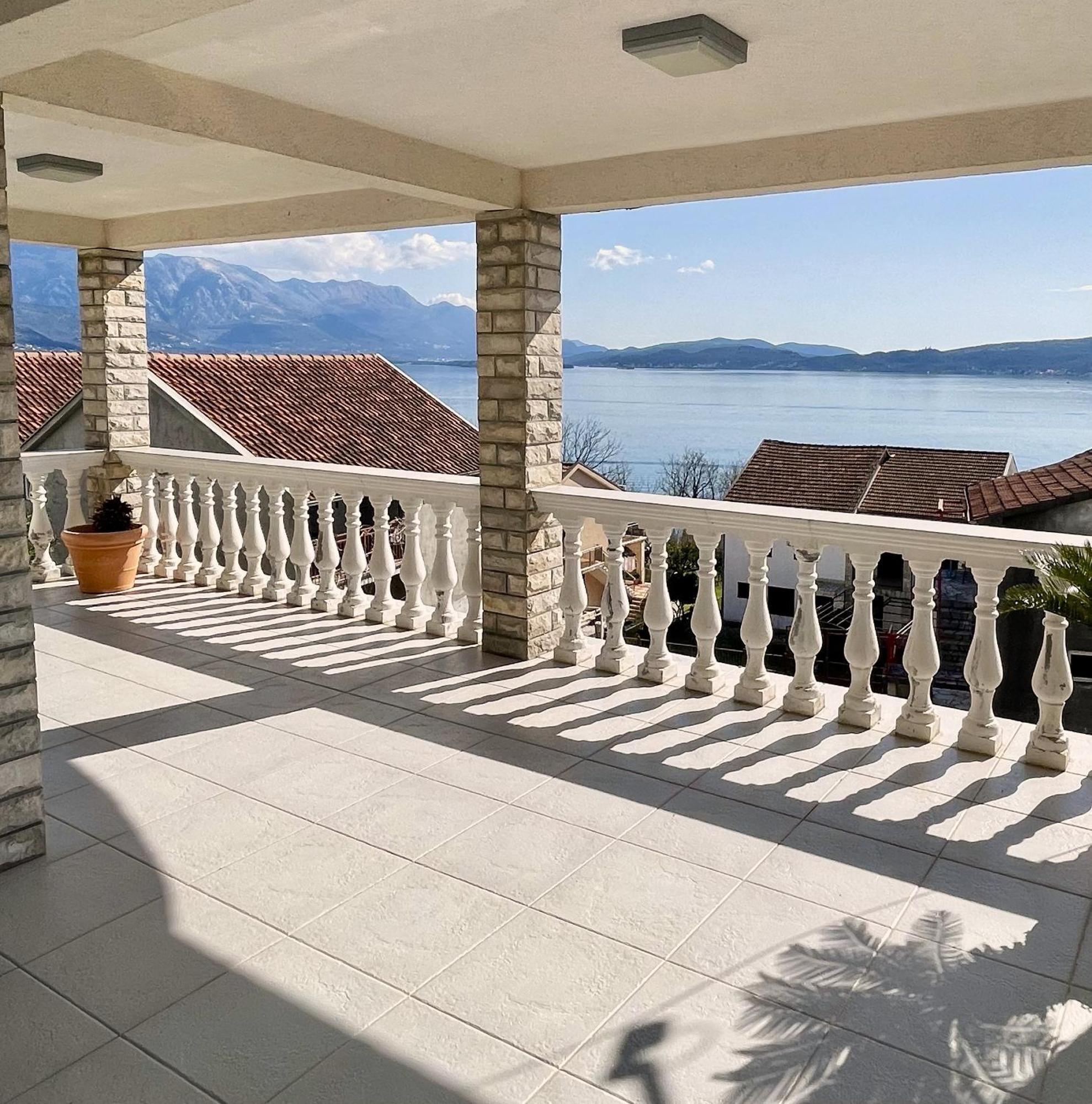 Aparthotel Family House With Pool & Sea View Bijela Esterno foto