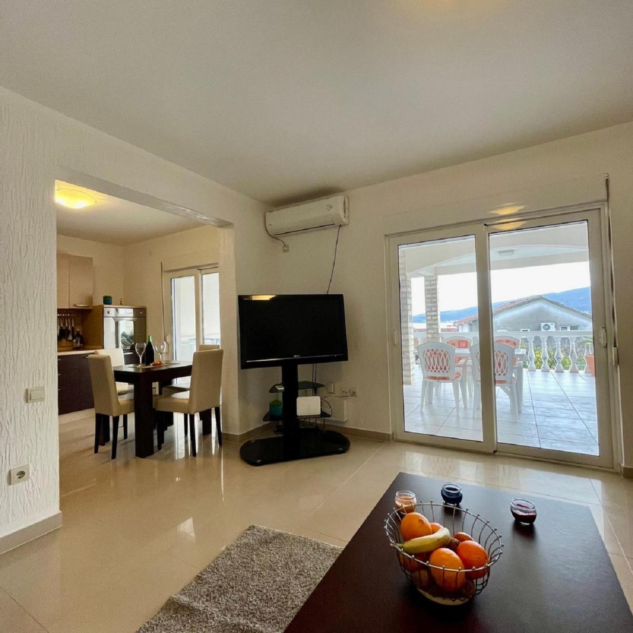 Aparthotel Family House With Pool & Sea View Bijela Esterno foto