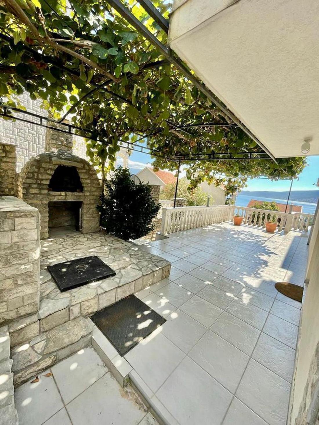 Aparthotel Family House With Pool & Sea View Bijela Esterno foto